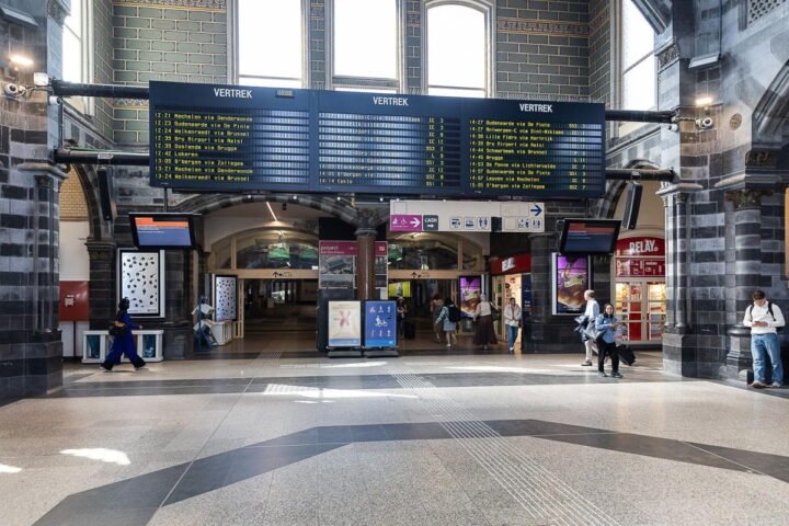 Two railway unions announce rolling strikes planned for September