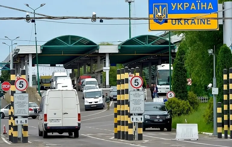 Ukrainian border guards monitor crossings of young men aged 18-22 years