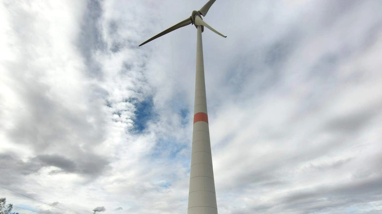 Worker rescued after becoming trapped in wind turbine in Genk
