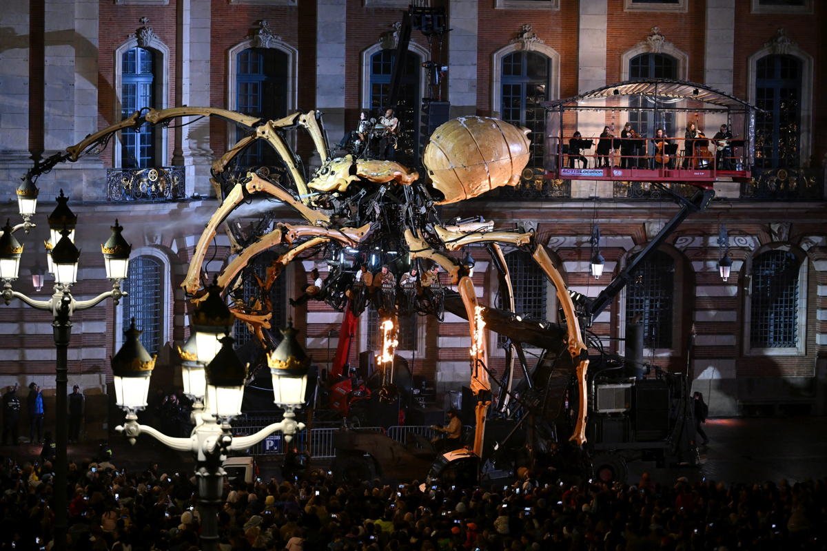 Giant spider installation marks opening weekend of Brusk art gallery in Bruges