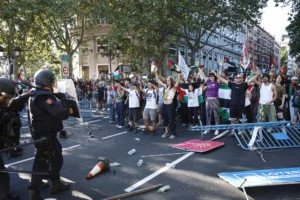 Pro-Palestinian protests disrupt final stage of cycling Tour of Spain in Madrid