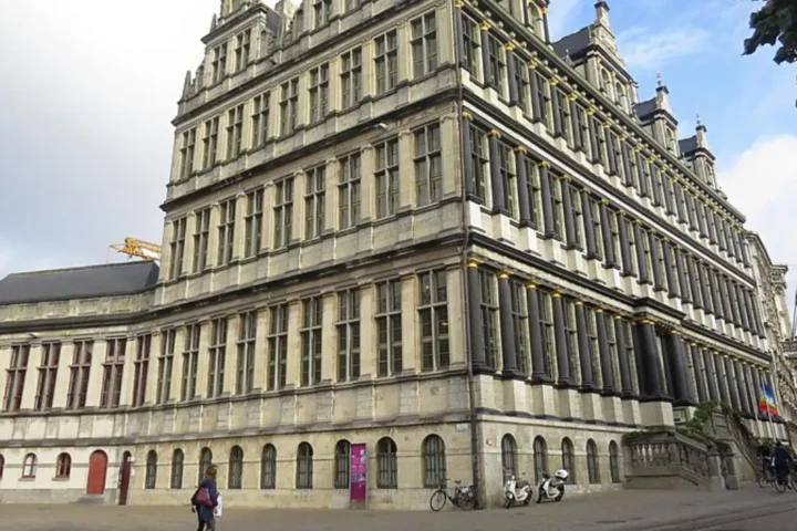 Protests in Ghent against €120 million budget cuts affecting 400 jobs