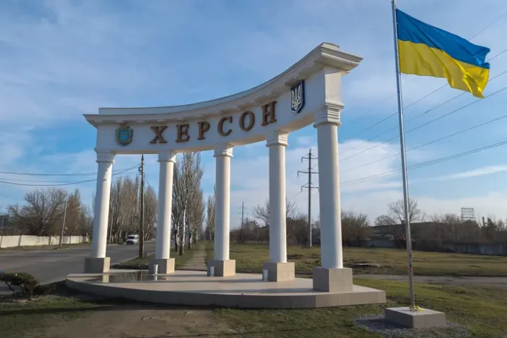 Russian forces strike central Kherson, leaving six injured