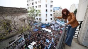 Thousands protest in Buenos Aires as Cristina Fernández de Kirchner marks 100 days in house arrest