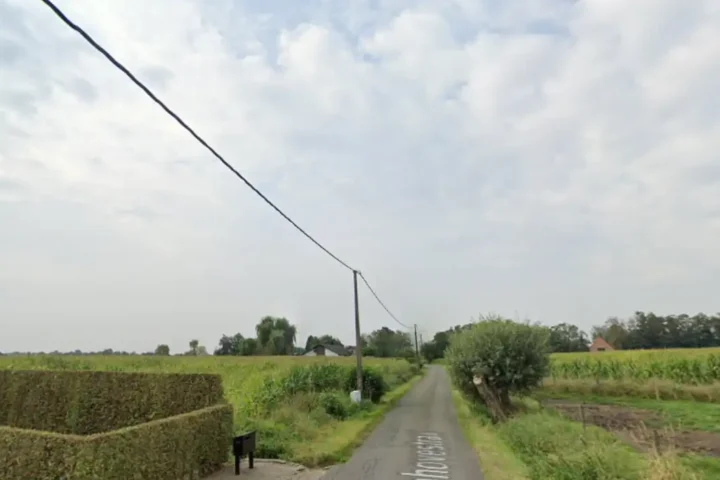 Torhout resident installs homemade sign to curb speeding on Groenhovestraat