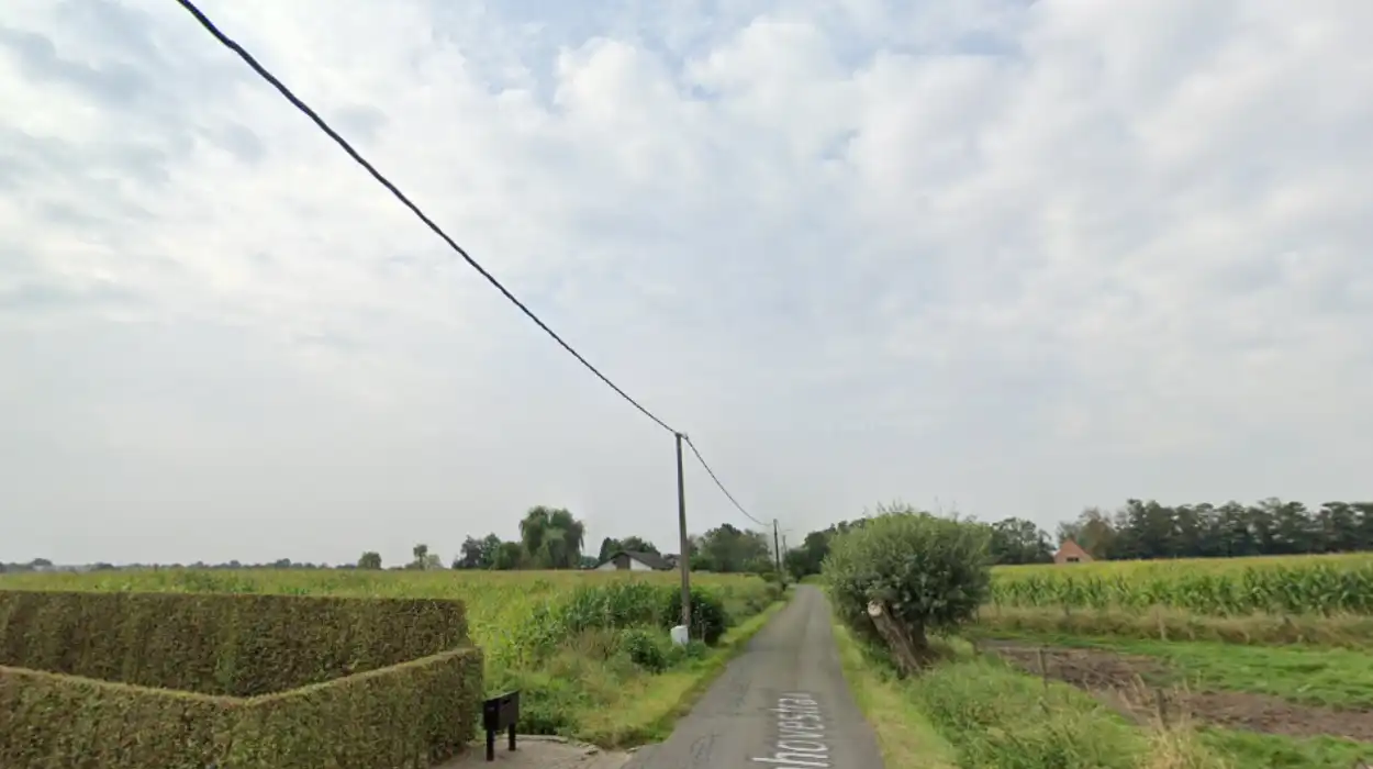 Torhout resident installs homemade sign to curb speeding on Groenhovestraat