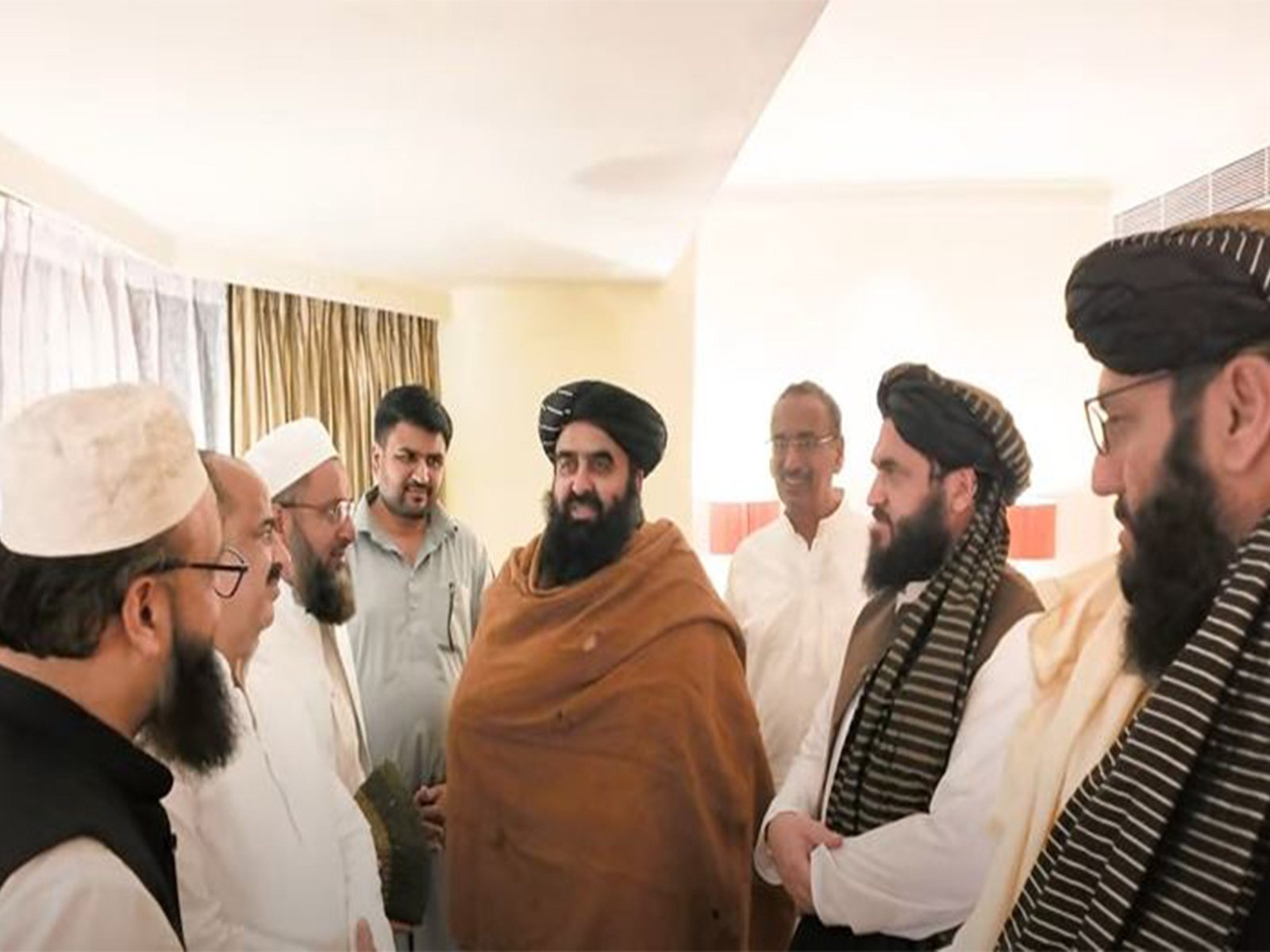 Afghan foreign minister gifted shawl by Sheikh-ul-Hind's family during India visit