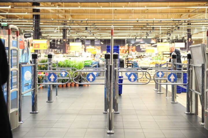 Belgian retailers adopt AI-generated music, raising concerns over artists' earnings