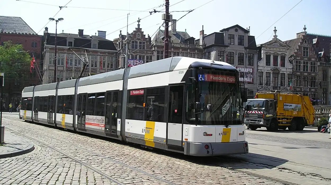 De Lijn bus drivers in Genk strike over interrupted shifts and heavy workloads