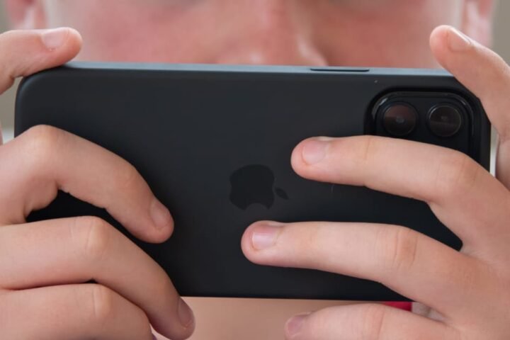 EU directive establishes age limit guidelines for social media, leaving implementation to member states