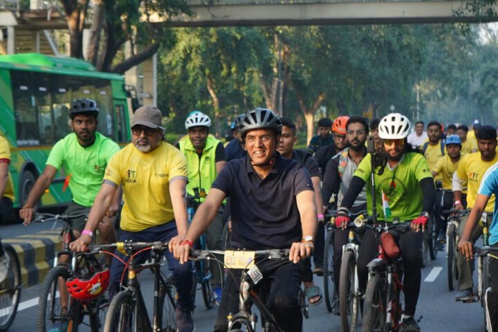 Mansukh Mandaviya promotes fitness initiative 'Sundays on Cycle' with healthcare professionals in New Delhi