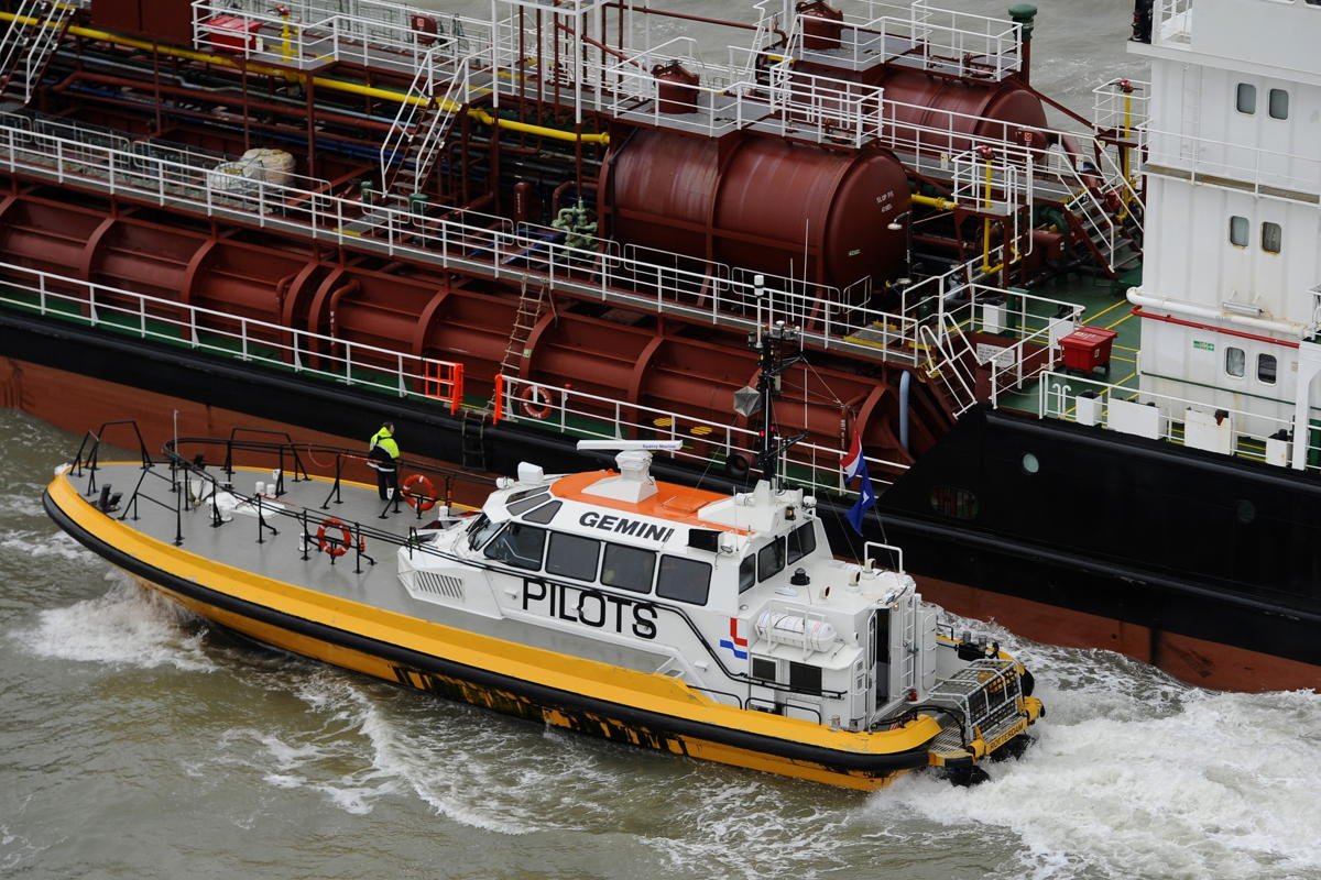 Maritime pilot strikes lead to major delays at Flemish ports as minister calls for negotiation