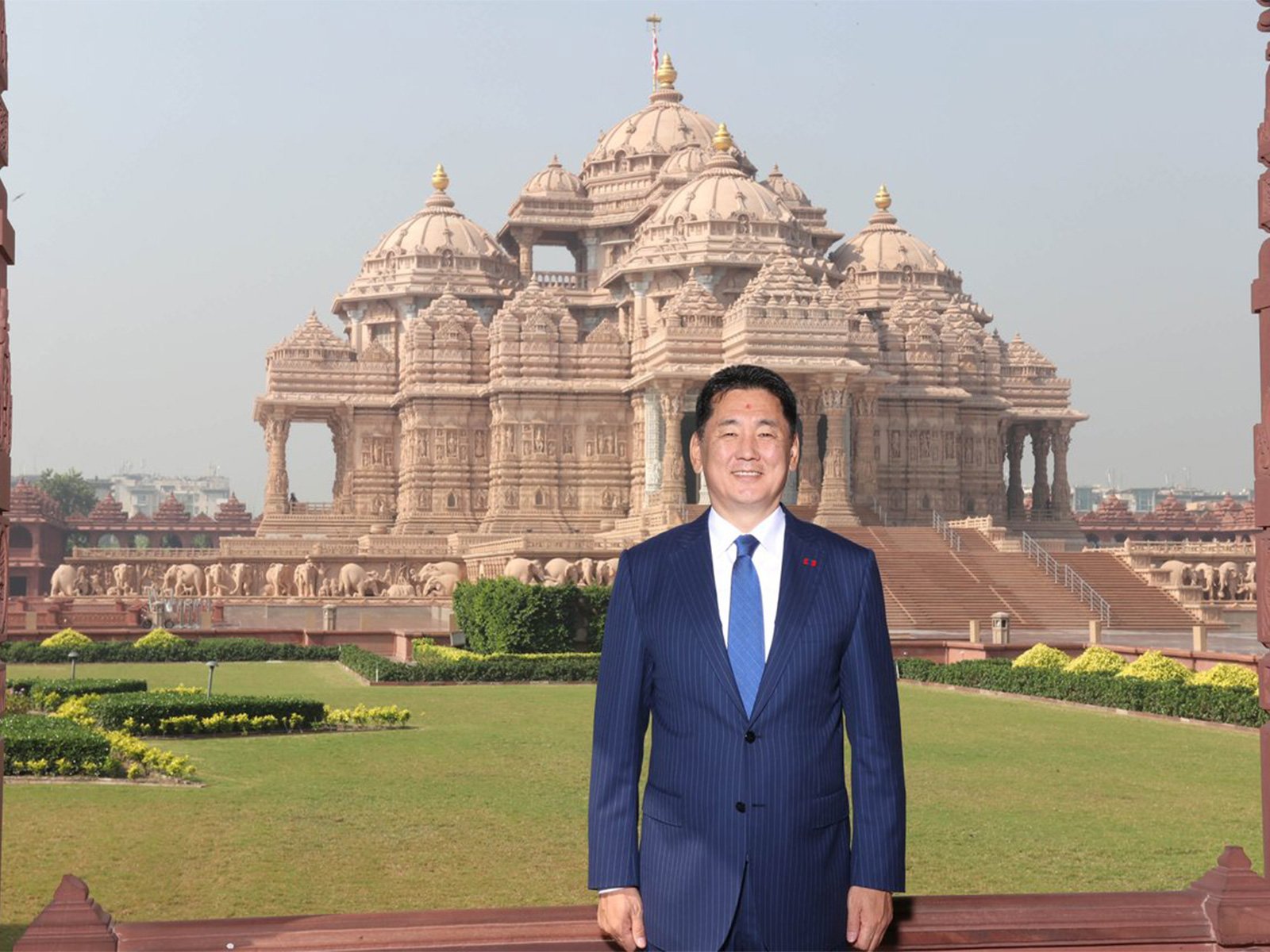 Mongolian president visits Akshardham temple during official trip to India