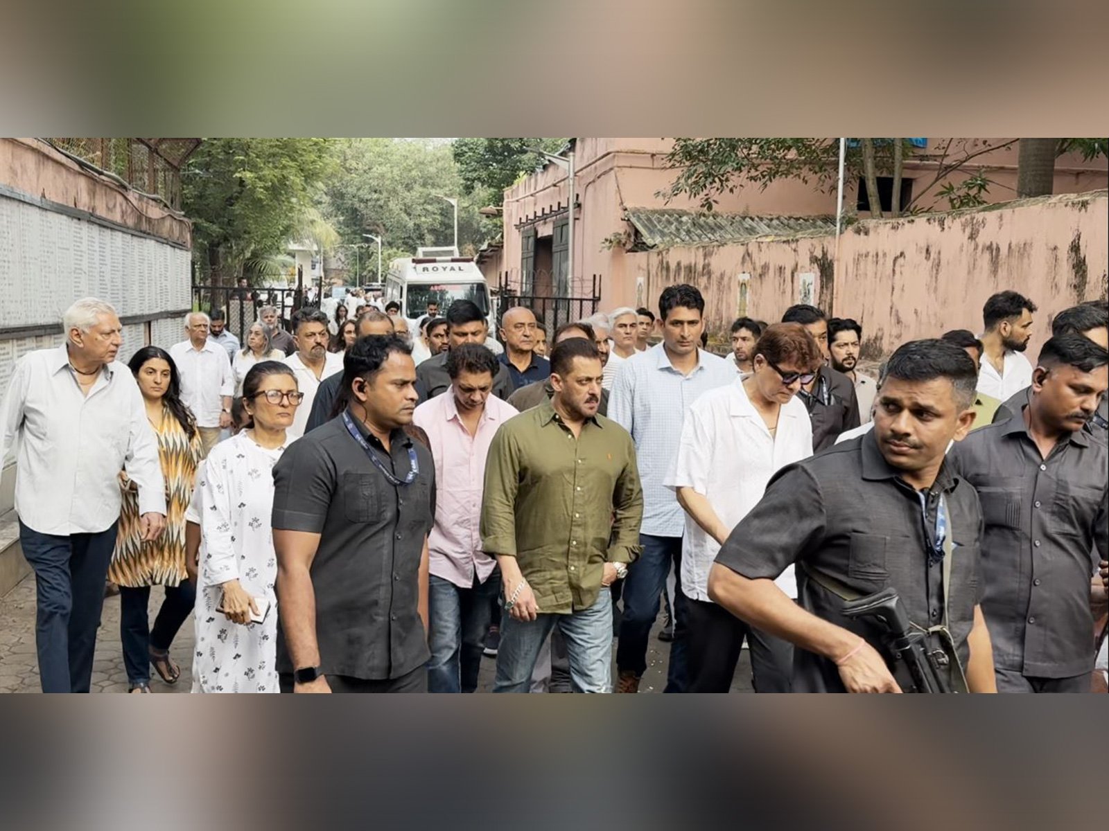 Salman Khan pays final respects to veteran actor Pankaj Dheer at funeral