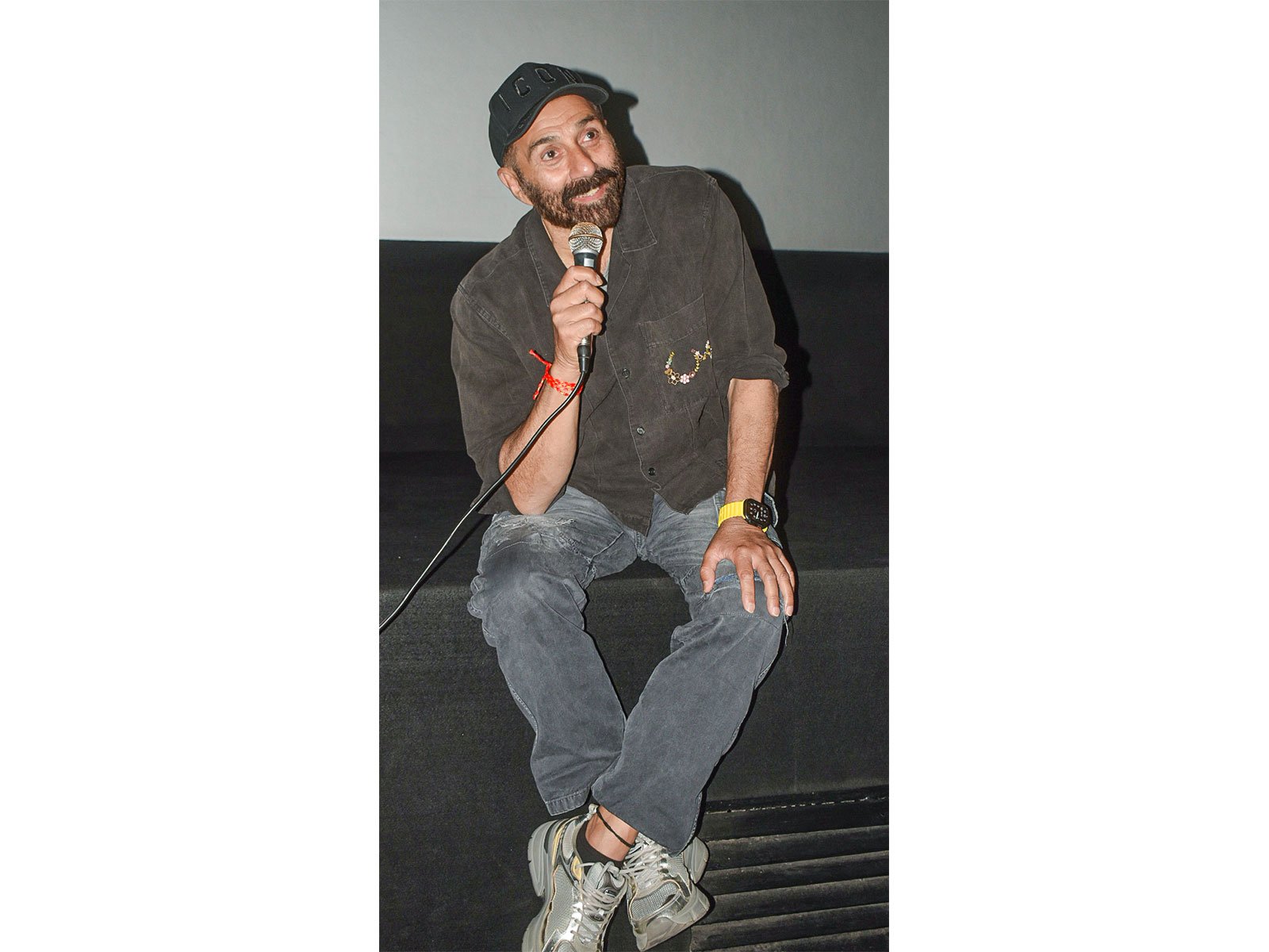 Sunny Deol enjoys snack break with team during film shoot
